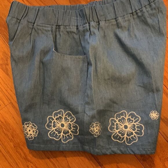 Umgee Size Medium pull on elastic waist shorts w/pockets/embroidery detail NWOT - Picture 8 of 9